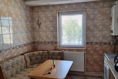 Apartament cu 3 camere decomandat în Fetești-Gară - 2