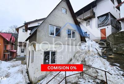 Casă cu Teren 30 Mp în Central - 1