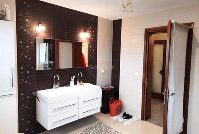 Casă cu 4 camere cu Teren 1700 Mp în Central - 2