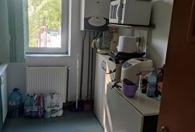 Apartament cu 3 camere semidecomandat în Calea București