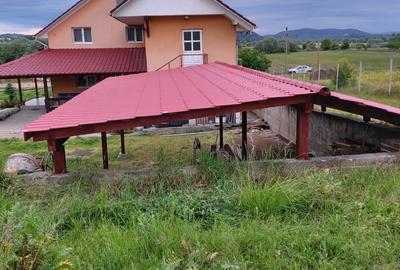 Casă cu 8 camere cu Teren 1290000 Mp în Central - 2