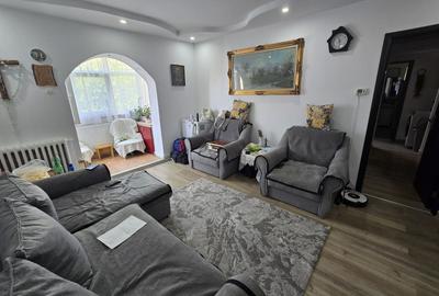 Apartament cu 3 camere semidecomandat, mobilat în Dacia