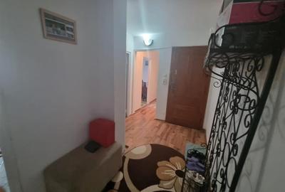 Apartament cu 3 camere decomandat, mobilat în Central