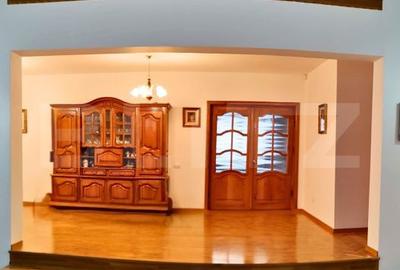 Casă cu 10 camere cu Teren 1178 Mp în Micro 6 - 8