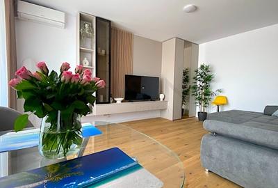 Penthouse cu 3 camere decomandat în Crângași