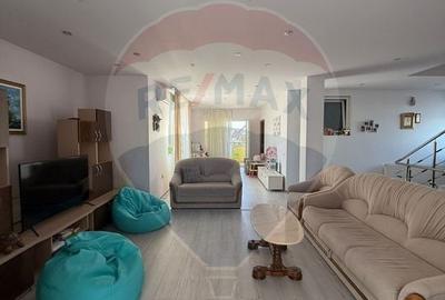 Casa / Vila cu 9 camere de vanzare in zona 1 Mai - 22