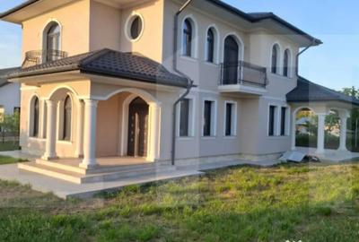 Casă cu 5 camere cu Teren 1040 Mp în Central - 2