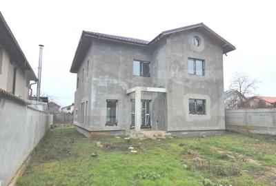 Casă cu 4 camere cu Teren 570 Mp în Central - 1