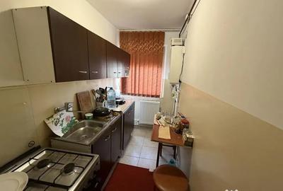 Apartament cu 3 camere semidecomandat în Km 4 - 4