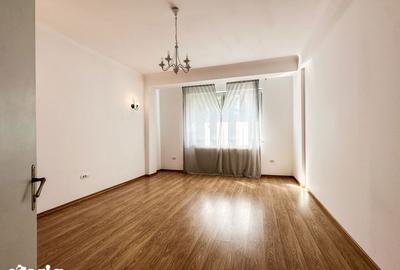 Casă cu 7 camere cu Teren 500 Mp în Central