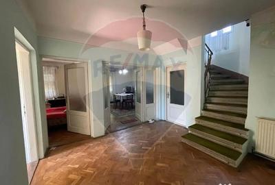 Casă cu 4 camere cu Garaj în Central - 9