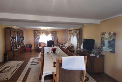 Casă cu 8 camere cu Teren 2300 Mp în Central