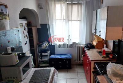 Apartament cu 3 camere semidecomandat în 1 Decembrie 1918