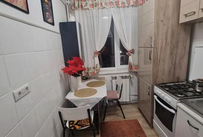 Apartament 3 camere - semidecomandat - etaj 1 - Micro 17 - 4