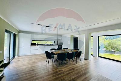 Proprietate specială, de 280 mp, în Almaș - 50