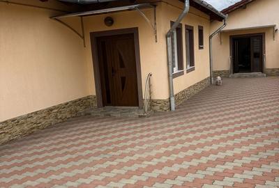Casă cu 4 camere în Central - 1