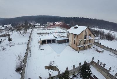 Casă cu 7 camere cu Teren 3700 Mp în Central - 4