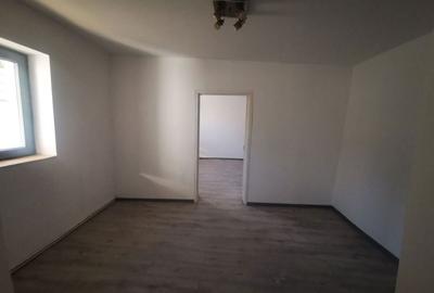 Casă cu 3 camere în Sărărie - 2