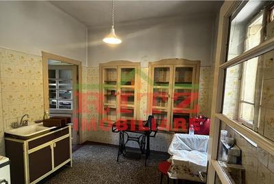 Casa/Vila garaj S= 185 mp, teren 416 mp, pretabila clini - 7