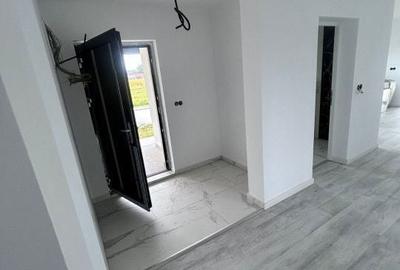 Casă cu Teren 5.5 Mp în Groși - 11