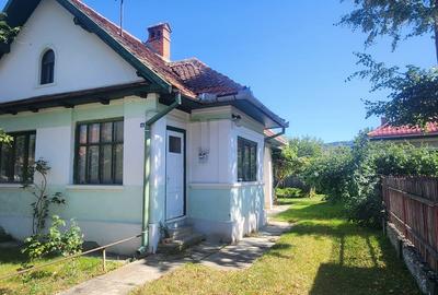 Casă individuală cu 4 camere cu Canalizare în Florilor - 1