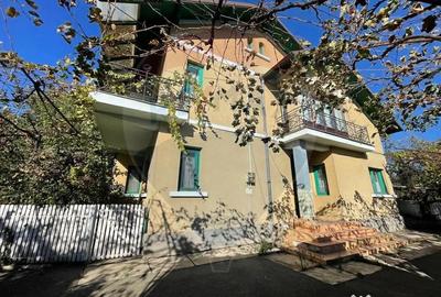 Casă cu 4 camere cu Garaj în Central - 1