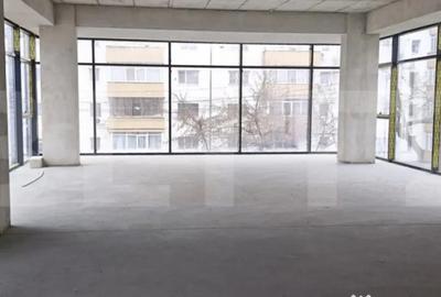 Spațiu comercial, de 150 mp, în Central - 4