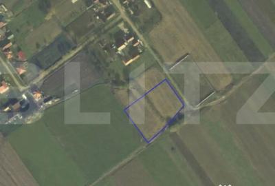 Teren de 4400 mp, în Est