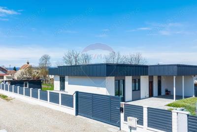 Casă cu 5 camere cu Teren 657 Mp în Hălchiu - 1