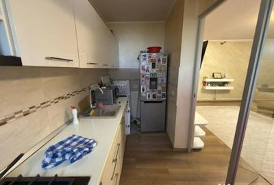 Apartament cu 3 camere semidecomandat în 9 Mai - 17