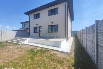 Casă cu 5 camere cu Teren 468 Mp în Malu Mare