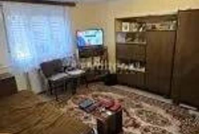 Resita, de vanzare casa, doua corpuri, curte, zona centrala - 1