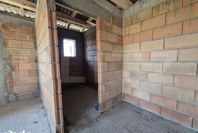 Casă cu 4 camere cu Teren 800 Mp în Păulești