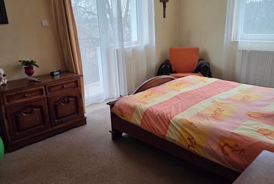 Vand in Unirii,casa cu etaj,5 camere singur in curte strada Marului,teren 1960mp - 10