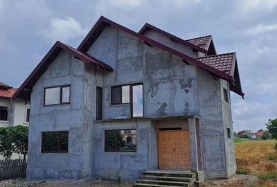 Casă cu 4 camere în Central - 2