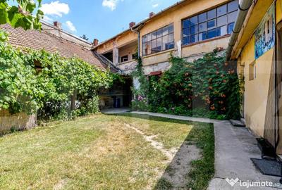 Casă cu 7 camere cu Teren 1015 Mp în Central - 1