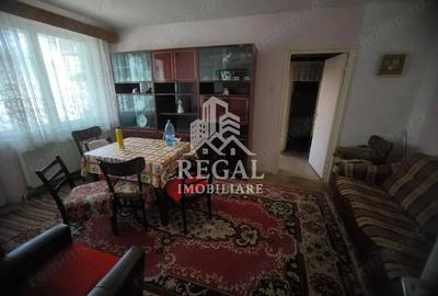 Apartament cu trei camere de vanzare in zona Micro 4 - 4