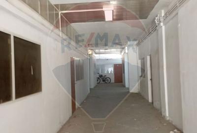 Spațiu comercial, de 1,900 mp, în Lacu - 6