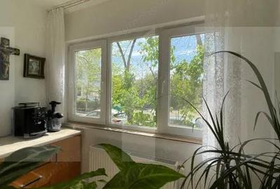 Apartament cu 3 camere semidecomandat în Aradului