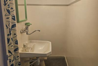 Se inchirieaza,in 7 Noiembrie,apartament cu 3 camere,etajul 1,mobilat si utilat. Se inchirieaza,in 7 Noiembrie,apartament cu 3 camere,etajul 1,mobilat si utilat. - 8