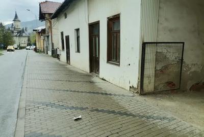 Casa cu 2 camere,bucatarie,magazie,teren 96m2,pt spatii comercial birouri,in zona centrala la strada - 2