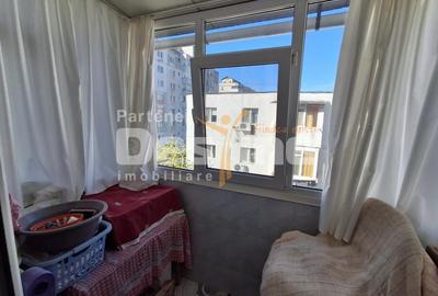 Apartament cu 3 camere semidecomandat în Dacia