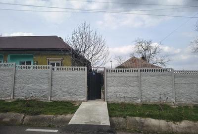 Casă cu 4 camere cu Teren 2500 Mp în Central