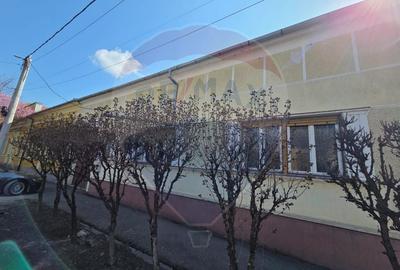 Casă cu 5 camere cu Teren 1010 Mp în Ultracentral - 2