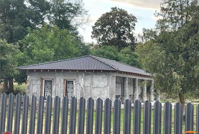 Casă cu 2 camere cu Teren 1400 Mp în Păuliș - 2