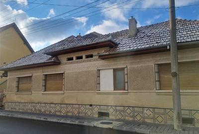 Casă individuală cu 5 camere cu Canalizare în Central - 1
