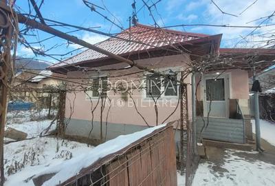 Vanzare casa, situata in ora? Tismana, strada Manastirii - 8