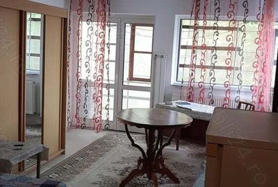 Ofer Garsoniera pentru inchiriere, 20mp, in vila, et.1, balcon, zona Andronache - Colentina - 1