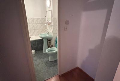 Apartament cu 3 camere decomandat în Petros