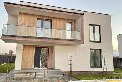 Casă cu 7 camere cu Canalizare în Noua - 7